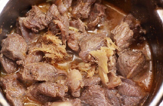 Tẩm ướp thịt bò với các gia vị trước khi nấu